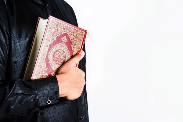 Открытый Коран - священная книга мусульман — стоковое фото