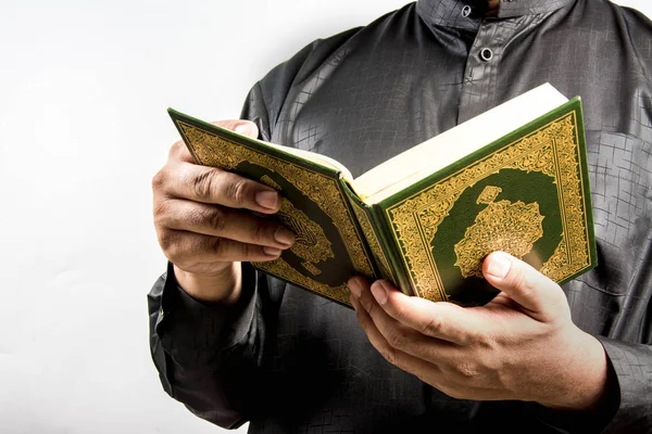 Alcorão aberto - livro sagrado de muçulmanos — Fotografia de Stock