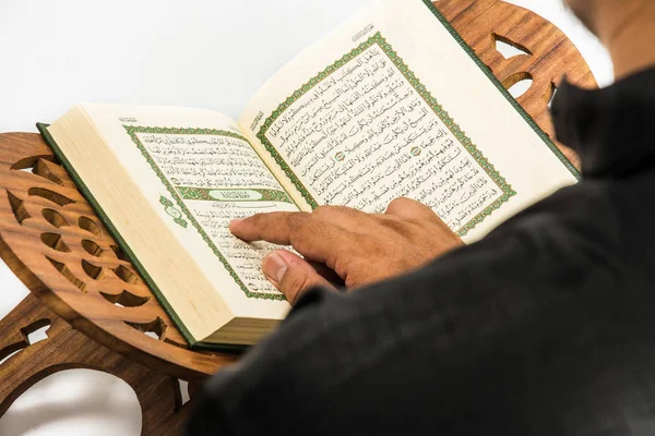Відкрити Коран - священну книгу мусульман — стокове фото