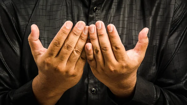 Religiöser muslimischer Mann betet — Stockfoto