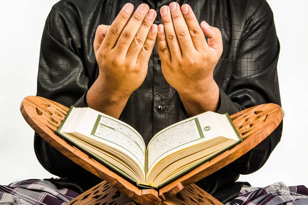 Θρησκευτικές μουσουλμανική άνθρωπος που προσεύχεται — Φωτογραφία Αρχείου