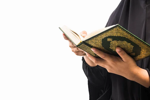 Corán abierto - libro sagrado de los musulmanes — Foto de Stock
