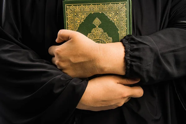Offener Koran - Heiliges Buch der Muslime — Stockfoto