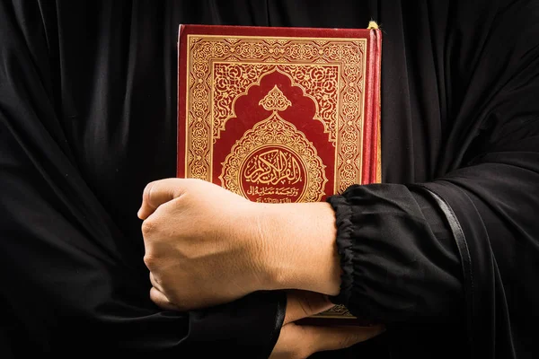 Coran ouvert - livre saint des musulmans — Photo