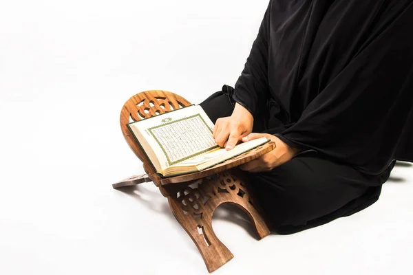 Alcorão aberto - livro sagrado de muçulmanos — Fotografia de Stock