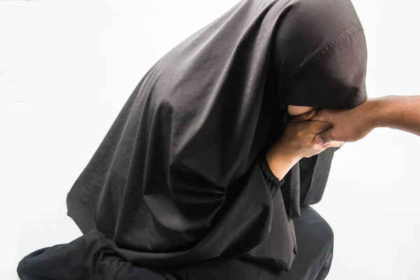 Muslim perempuan salam kepada orang tua — Stok Foto
