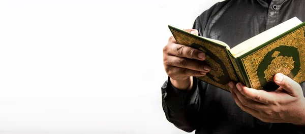 Otevřete Korán - svatá kniha muslimů — Stock fotografie