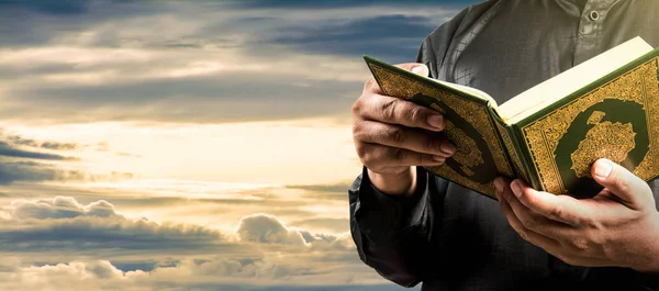Koranen med sky — Stockfoto