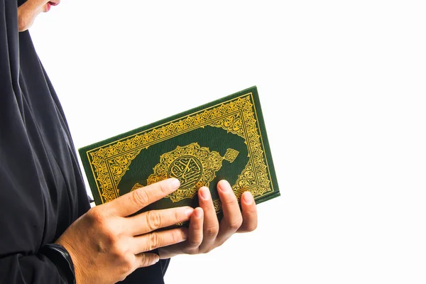 Коран - священная книга мусульман (публичный предмет всех мусульман  ) — стоковое фото