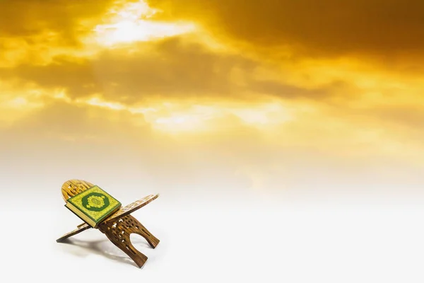 Kur'an ile gök — Stok fotoğraf