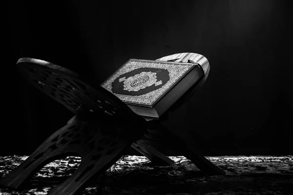 코 란-무슬림의 거룩한 책? 흑백 스타일 사진 필터링 — 스톡 사진
