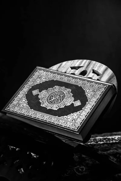 Qur 'an - kitab suci umat Islam,? foto dengan gaya hitam dan putih disaring — Stok Foto