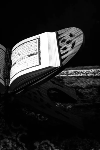 Alcorão - livro sagrado de muçulmanos,? preto e branco estilo foto filtrada — Fotografia de Stock