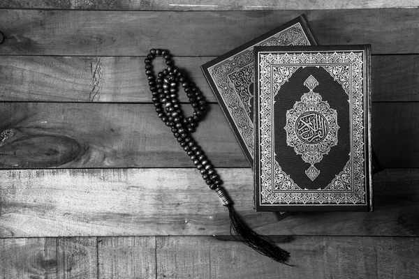 Qur 'an - kitab suci umat Islam,? foto dengan gaya hitam dan putih disaring — Stok Foto