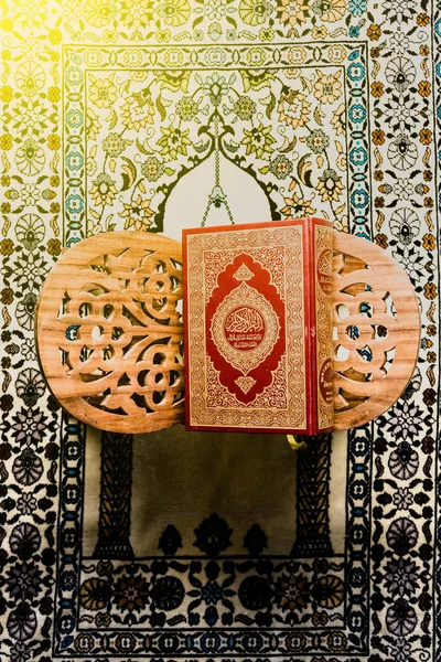 Alcorão - livro sagrado de muçulmanos no tapete — Fotografia de Stock