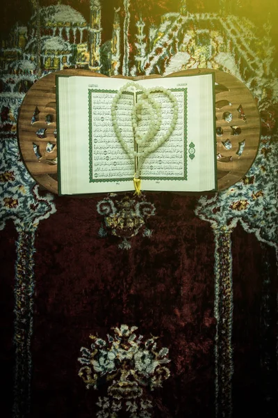 Коран - священну книгу мусульман на килимі — стокове фото