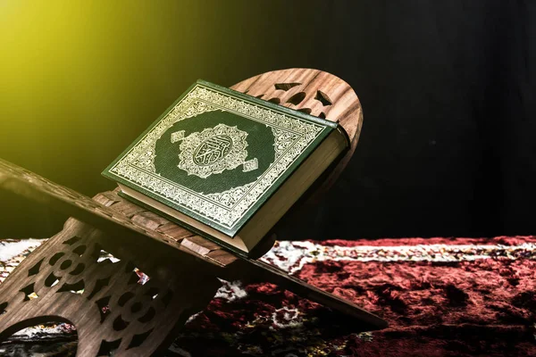 Koran - heiliges Buch der Muslime auf dem Teppich — Stockfoto