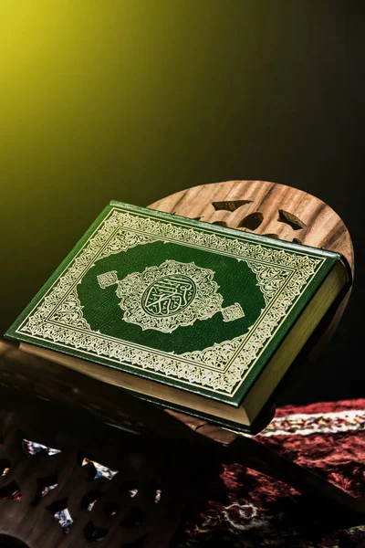 Koran - heilige boek van moslims op het tapijt — Stockfoto