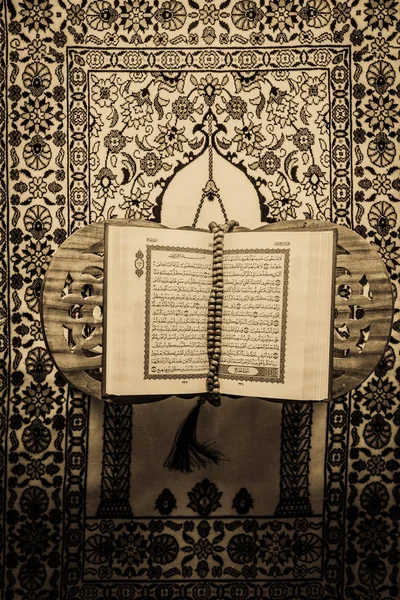 Alcorão - livro sagrado de muçulmanos, estilo vintage foto filtrada — Fotografia de Stock