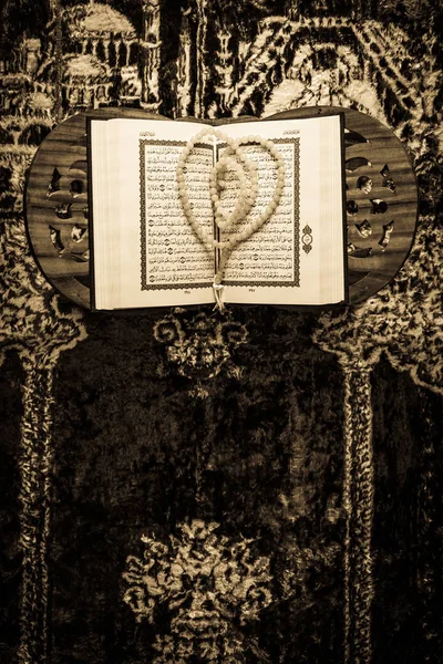 コーラン - イスラム教徒の神聖な本ビンテージ スタイル フィルター写真 — ストック写真