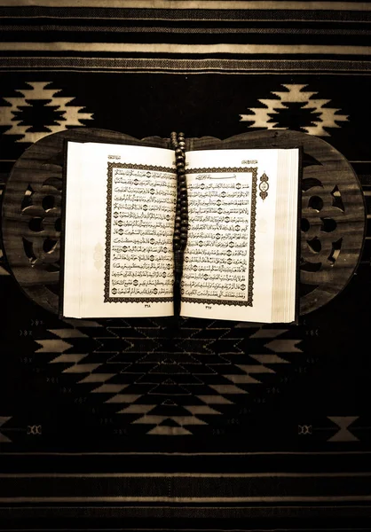 Qur 'an - kitab suci umat Islam, gaya lama foto yang disaring — Stok Foto