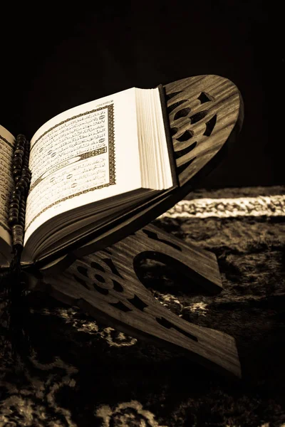 Corán - libro sagrado de los musulmanes, estilo vintage foto filtrada — Foto de Stock
