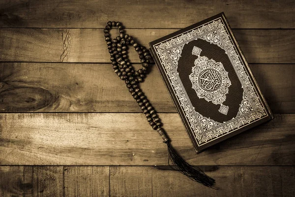 Qur 'an - kitab suci umat Islam, gaya lama foto yang disaring — Stok Foto