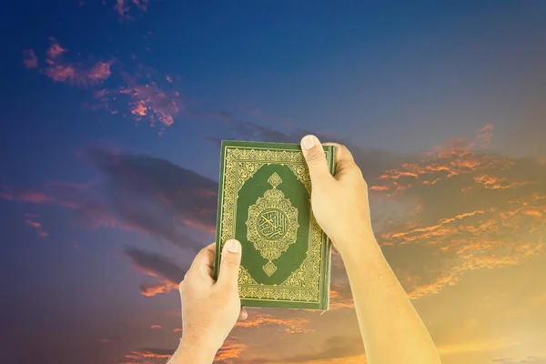 Koran met sky, bstract wazig achtergrond — Stockfoto