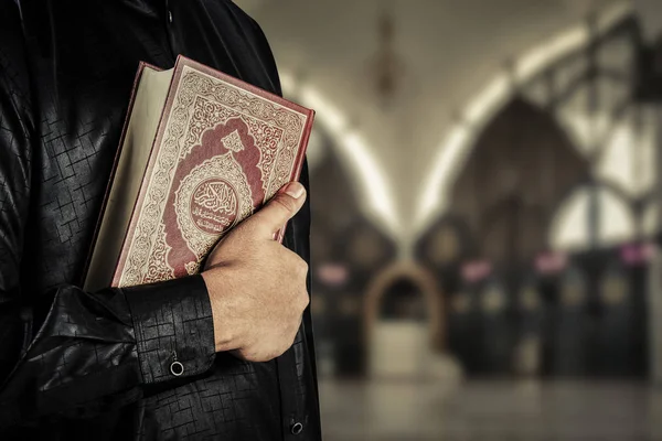 Corano con uomo musulmano. Corano - libro sacro dei musulmani .vintage filtro scuro — Foto Stock