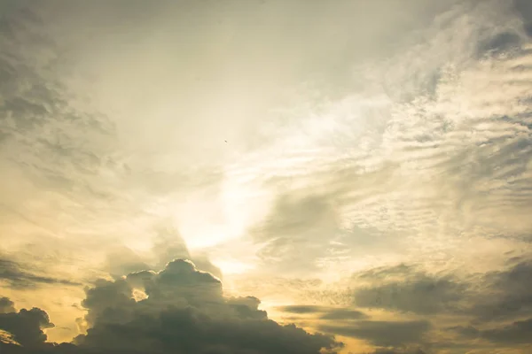 푸른 하늘과 하늘에 구름을 통해 태양이의 오렌지 빛. — 스톡 사진