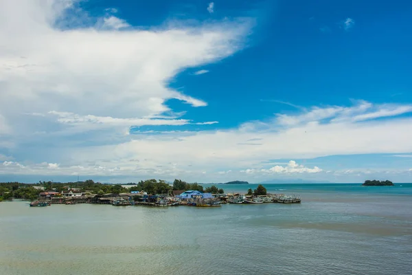 Pueblo frente al mar en Tailandia — Foto de Stock