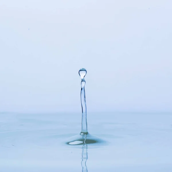 Gota de agua cayendo — Foto de Stock