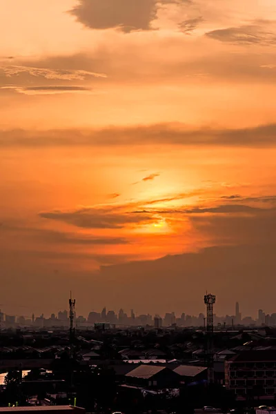 Solnedgången skyskrapa i thailand — Stockfoto