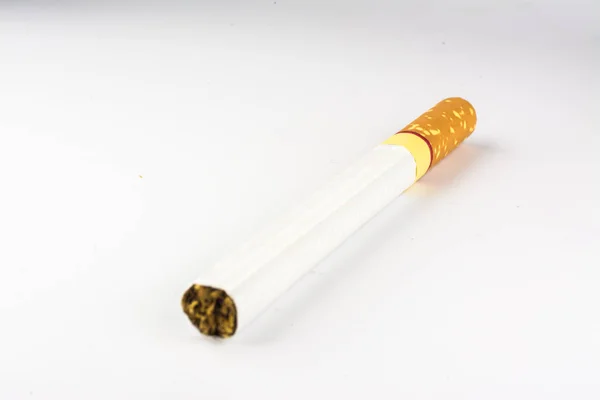 Сигарета на белом фоне — стоковое фото