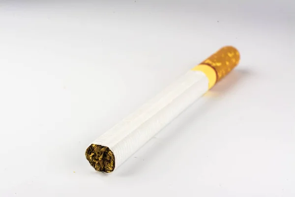 Zigarette auf weißem Hintergrund — Stockfoto