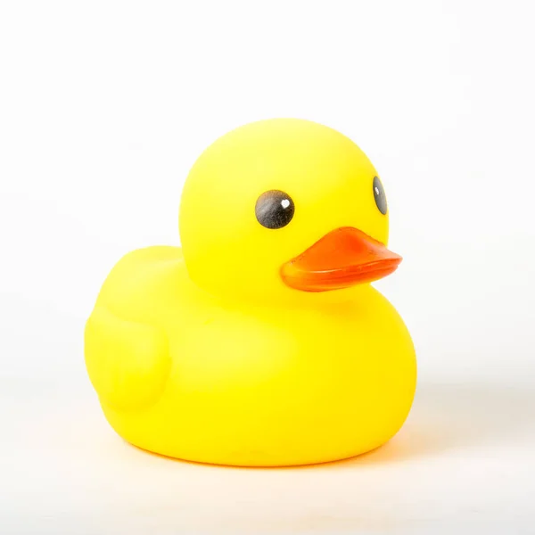 Pato de banho no fundo branco, brinquedo de pato, pato de borracha amarelo bonito — Fotografia de Stock