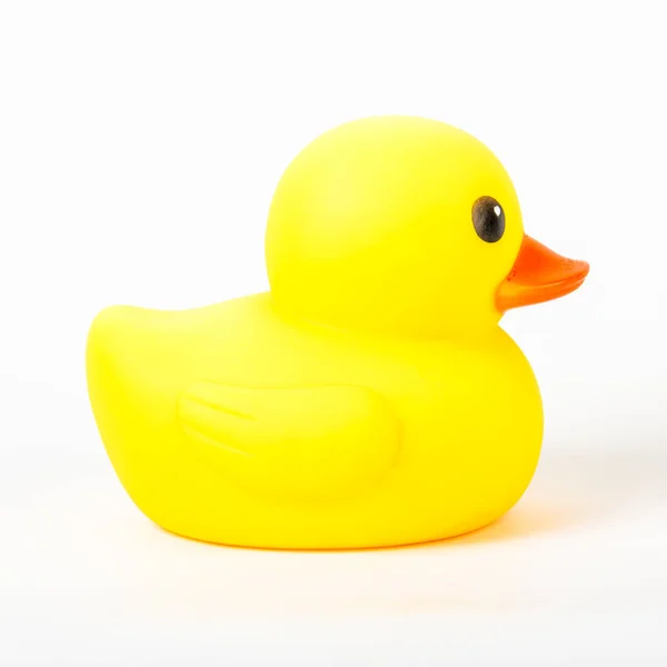 Pato de banho no fundo branco, brinquedo de pato, pato de borracha amarelo bonito — Fotografia de Stock