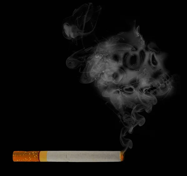 Cigarrillo con efecto de humo del cráneo — Foto de Stock
