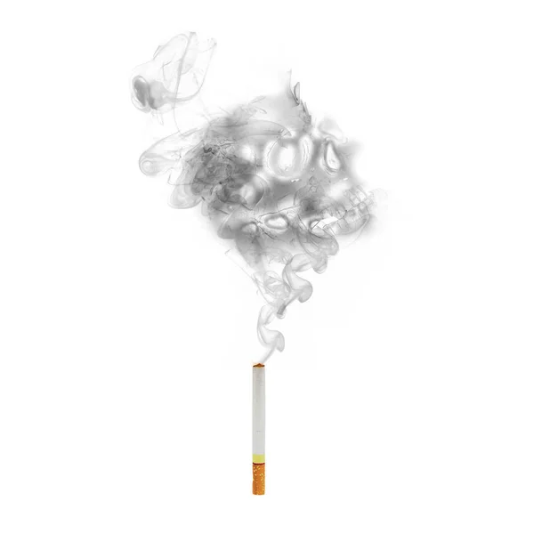 Kafatası duman etkisi ile sigara — Stok fotoğraf