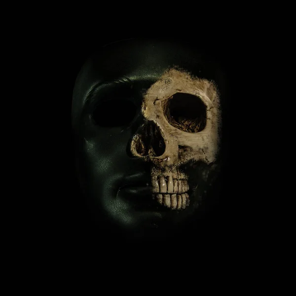 Maske und Totenkopf — Stockfoto