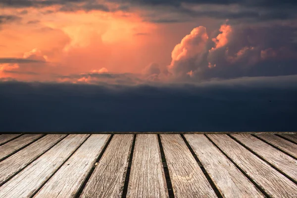 Cielo con molo in legno — Foto Stock