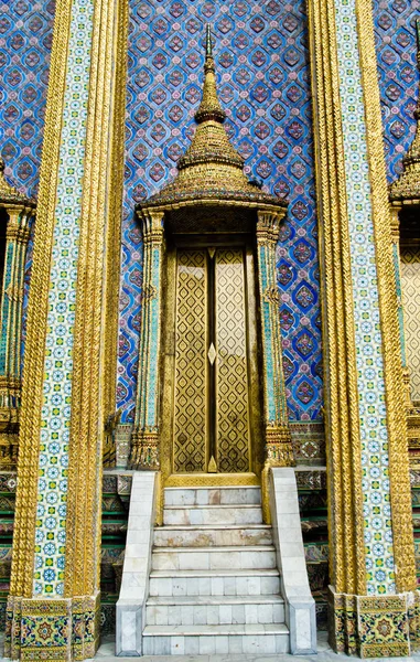 Tailândia Bangkok Wat Pho Temple porta dourada — Fotografia de Stock