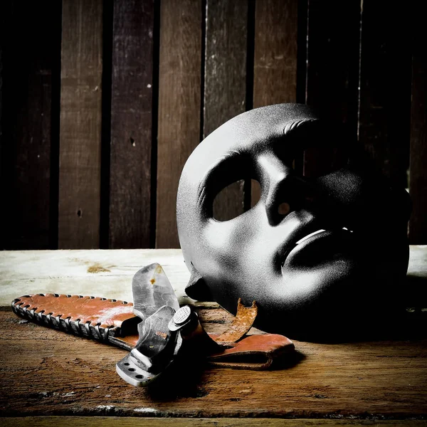 Máscara con cuchillo sobre fondo — Foto de Stock