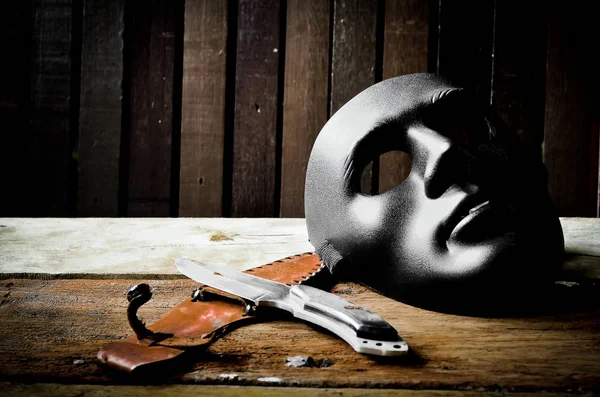 Masker met mes op achtergrond — Stockfoto