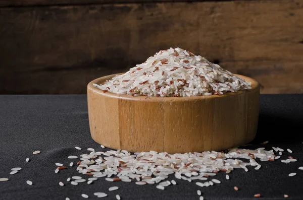 Beras melati dan beras cokelat dalam mangkuk kayu dengan latar belakang hitam — Stok Foto