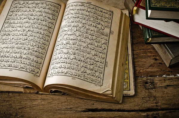 Κοράνι - ιερό βιβλίο των μουσουλμάνων — Φωτογραφία Αρχείου
