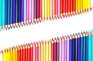 Beyaz arkaplanda izole edilmiş renkli kalemler