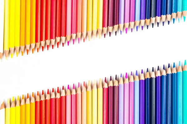 Crayons de couleur isolés sur fond blanc — Photo