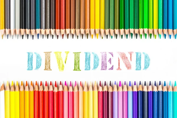 Дивидендный рисунок по цветным карандашам — стоковое фото