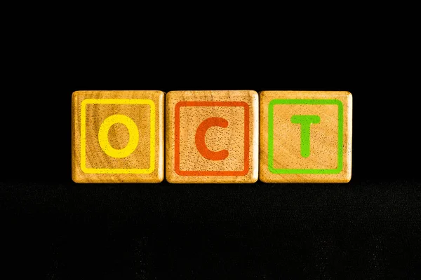 Октябрь на дереве Cubic на черном фоне — стоковое фото